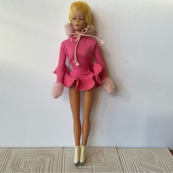 8 Barbie outfits and accessories - Picture 4 of 16